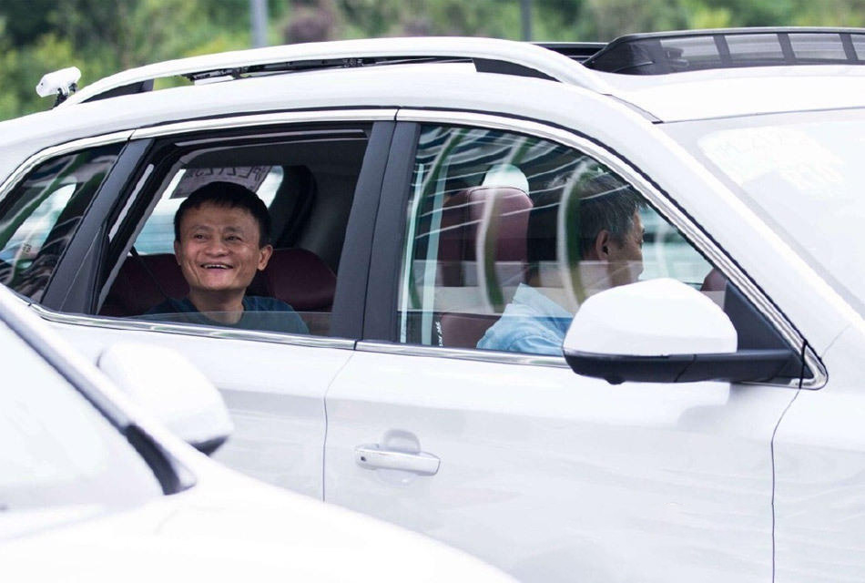  /><br /></div><div>自打7月4日，深圳對后排乘客不系安全帶開罰以來，崩潰級網(wǎng)友的數(shù)量在增多。比如今天（7月8日）一大早，這位網(wǎng)友就向交警求救：“發(fā)現(xiàn)后座是兩個空洞，怎么辦？安全帶沒地方插，都不敢坐人了?！鄙钲诮痪仓荒軣o奈的表示：“這樣的車，不安全！”</div><div><br /></div><div>今天一大早，這位顏值老高的美女網(wǎng)友就向交警示乖：“大清早出門，雖然蜀黍們應(yīng)該還在睡覺，也乖乖系上安全帶?！鄙钲诮痪芸旎亓艘痪浯蛴驮姡骸跋瞪习踩珟?，平安無意外！”<img src=/up_files/month_1607/201607081001417381.jpg alt=